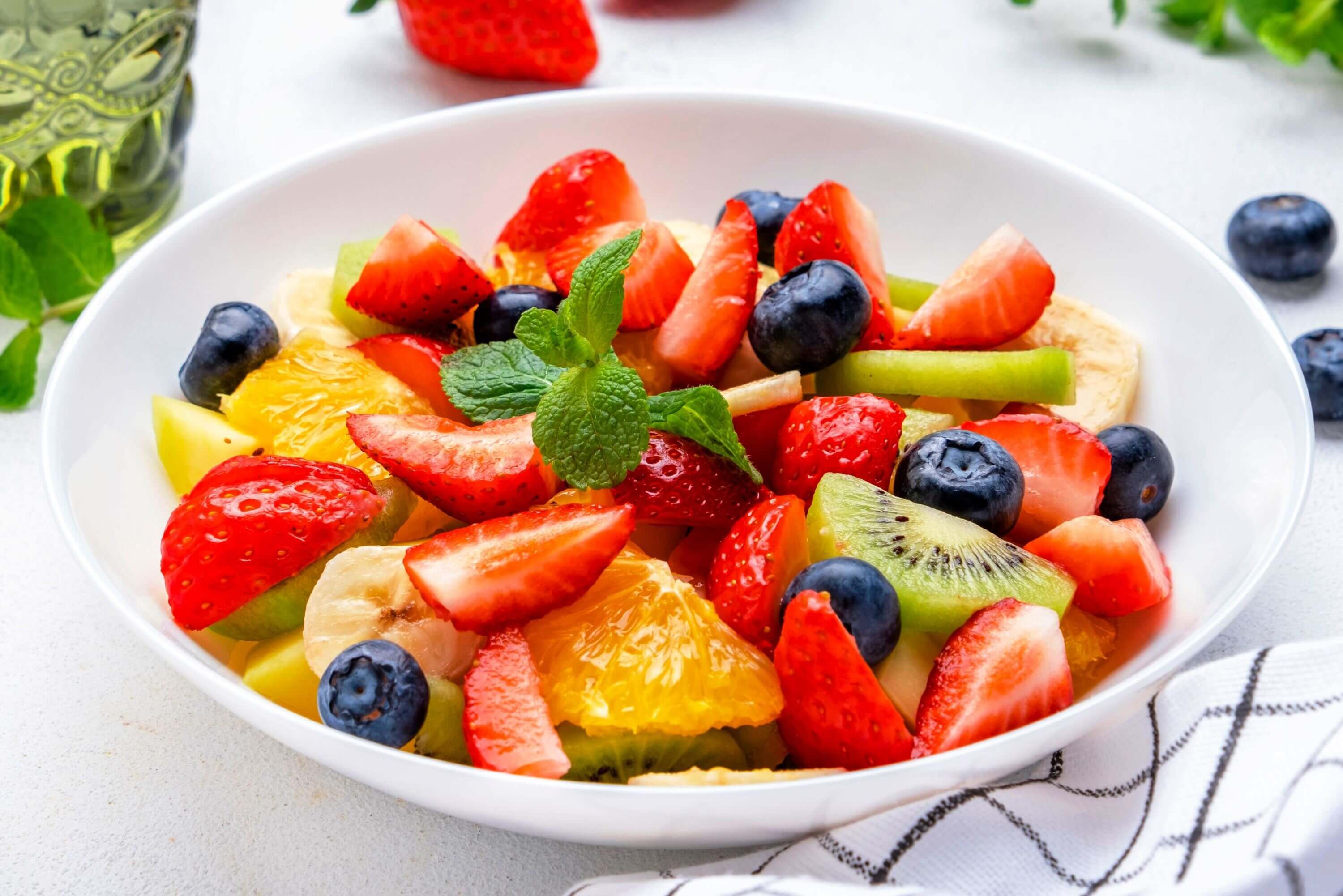 Fruchtiger Sommersalat mit Erdbeeren, Heidelbeeren und Kiwi, eine leichte und erfrischende Beilage.